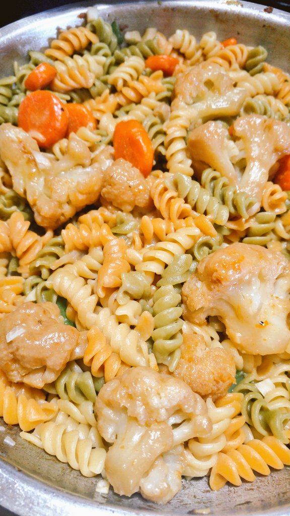 SweetnSvry's tweet photo. I made #pasta #stirfry #lunch @Steamer_2141 @NormaHoerner @Buddythereddog @TKBryanSr @Kymoha04 @wjwheeler54 @souperdiaries @milliemagpie92 @chefkim414 https://t.co/9VGQttH2I4