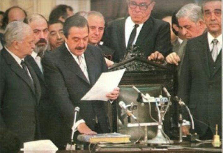 Varamdp's tweet photo. “La Democracia no es sólo libertad sino búsqueda de la igualdad.”

Hace 34 años, #RaulAlfonsín asumía la presidencia de la Nación  y recuperábamos la democracia. 

#DemocraciaParaSiempre
#GraciasRaul https://t.co/zhcHxxQo15