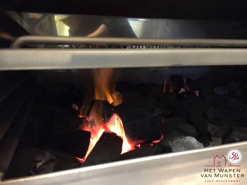 Bij #hetwapenvanmunster in #derijp wordt op houtskool gegrilld: bit.ly/29E1sAM