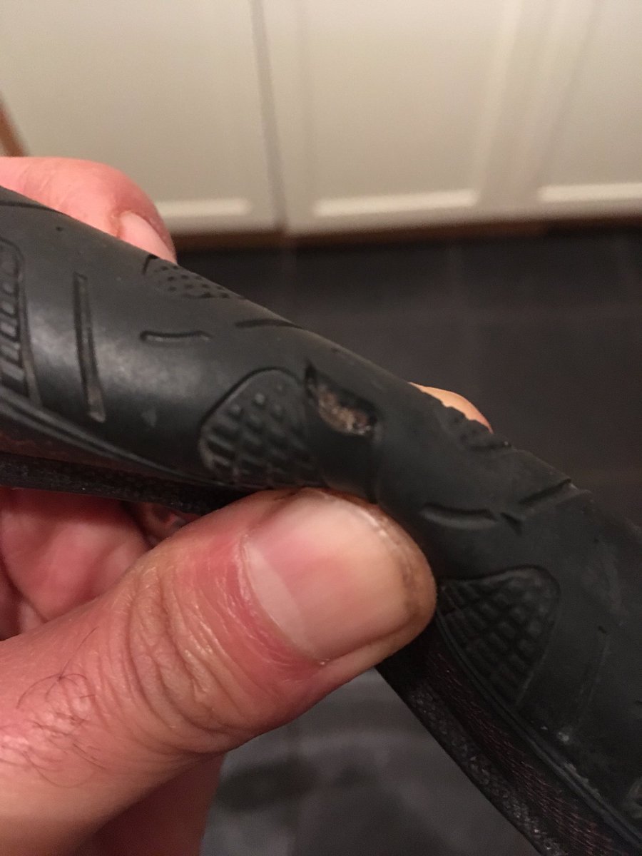 HarryInsight's tweet image. Year after year! Brand new Continental 4 Seasons - 2 weeks later unusable! Time to find a new winter tyre @contiuk #wasteofmoney @wiggle