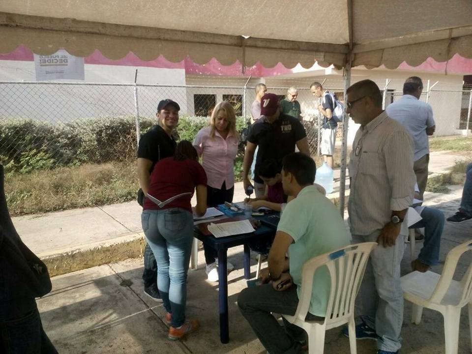 UNTCabimasOfic's tweet photo. ¡Sigamos ejerciendo nuestro derecho irrenunciable al voto! Vamos a recuperar a #Cabimas con nuestro próximo alcalde @HernanUnidad #ElZuliaNoSeEntrega #EnDefensaDelZulia #EnDefensaDeCabimas #10Dic https://t.co/rUQ8cUvDli
