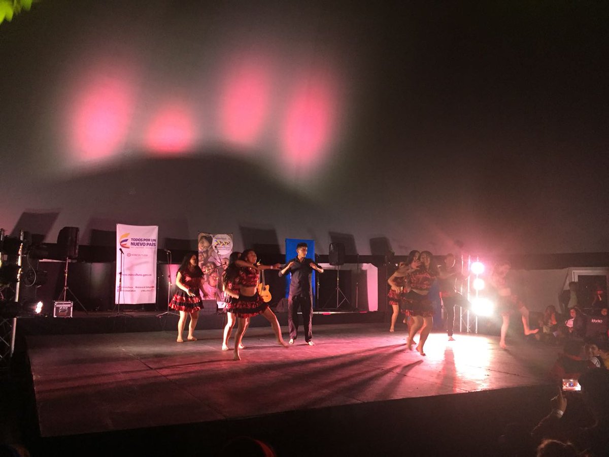 es_comunidad's tweet photo. A ritmo de salsa la agrupación #NuevaEra pone a bailar a los asistentes a nuestra jornada de socialización. @es_comunidad https://t.co/a98fbWvsJy