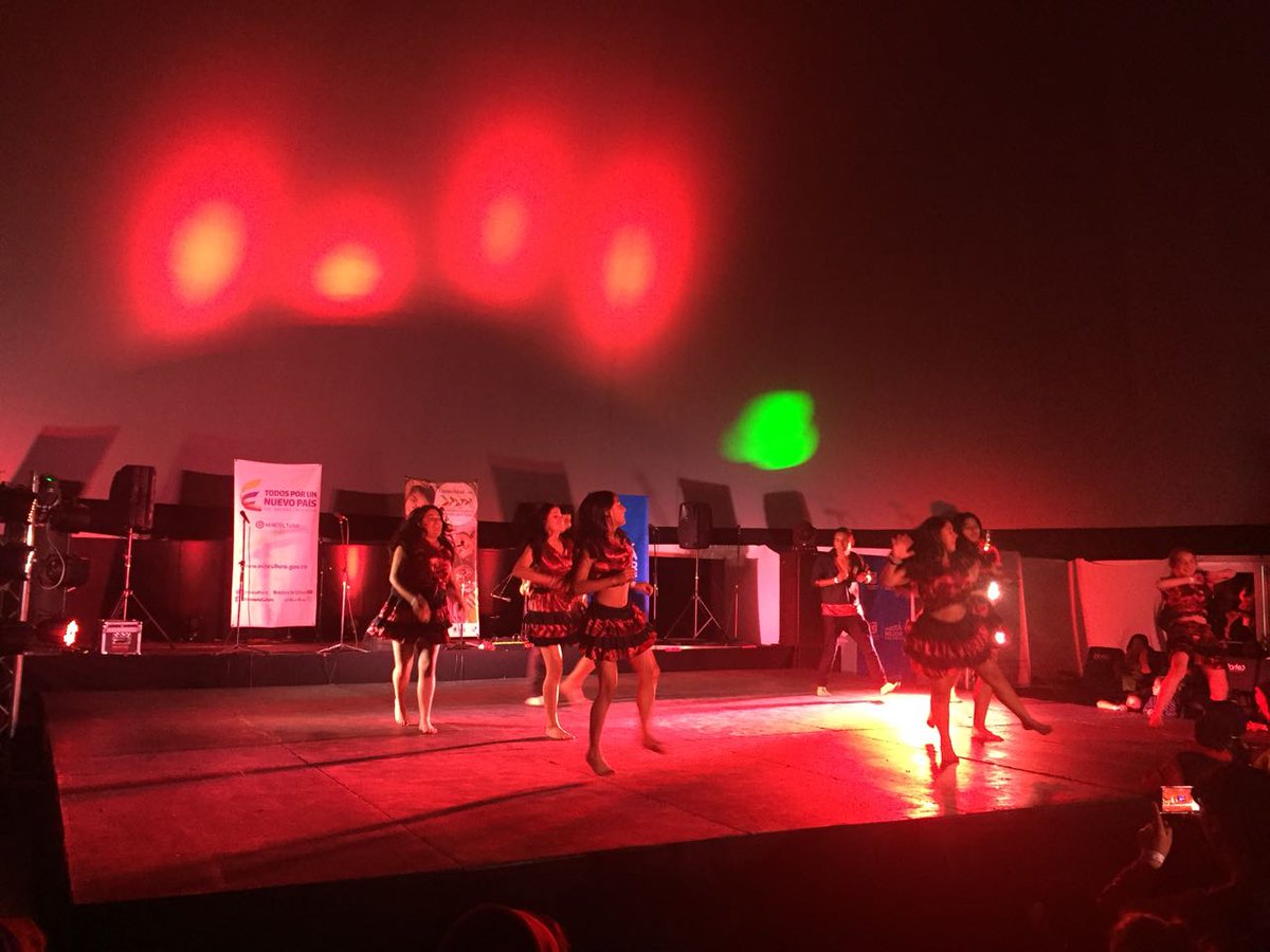 es_comunidad's tweet photo. A ritmo de salsa la agrupación #NuevaEra pone a bailar a los asistentes a nuestra jornada de socialización. @es_comunidad https://t.co/a98fbWvsJy