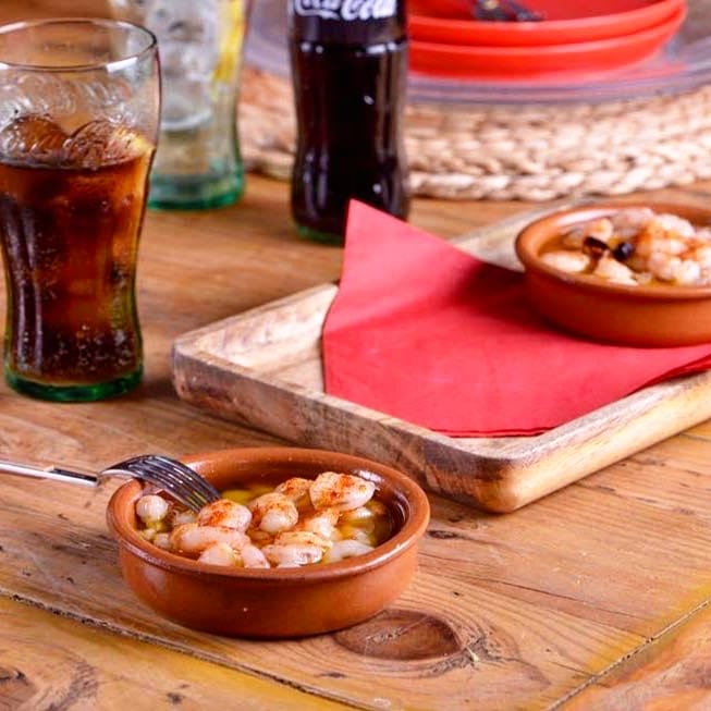 Gambas al ajillo, una receta muy típica en Andalucía y que con pocos ingredientes consigue enamorar a todo aquel que la prueba🦐❤... ¿te vas a quedar con las ganas?🤔 Atrévete a probarla siguiendo mis consejos🙌😍 @CocaCola_es  #ComidasconCocaCola  cocacola.es/coca-cola-comi…