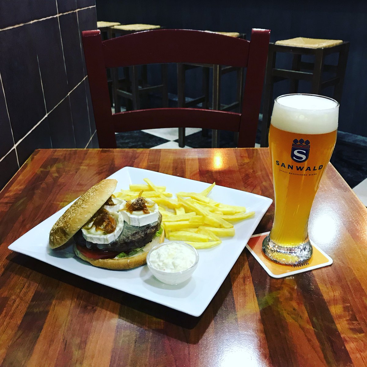 No te olvides de acompañar tu hamburguesa 🍔 con nuestra cerveza 🍺