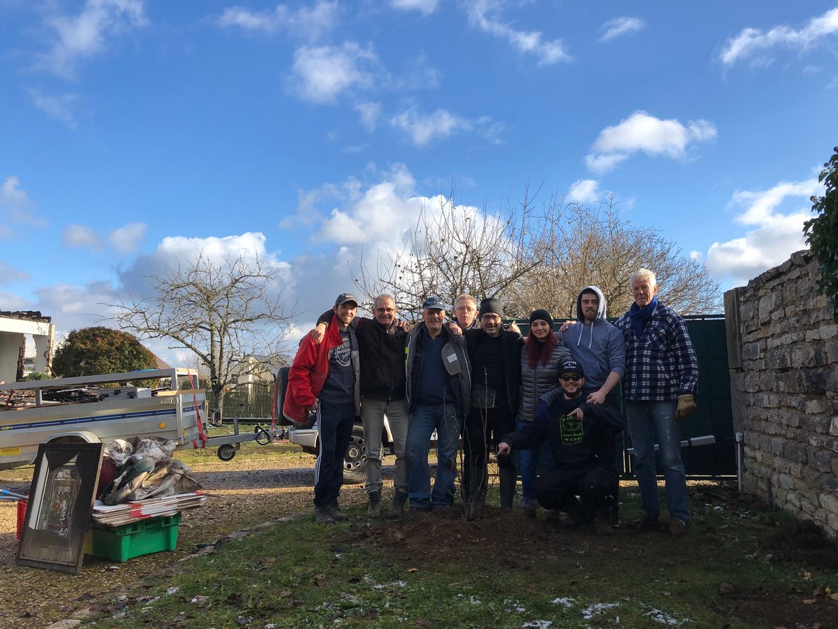 Allez on repart de l’avant. On a peut être plus de maison mais on a planté un figuier pour matérialiser le nouveau départ. Merci à toutes et tous pour votre soutien et vos messages réconfortants