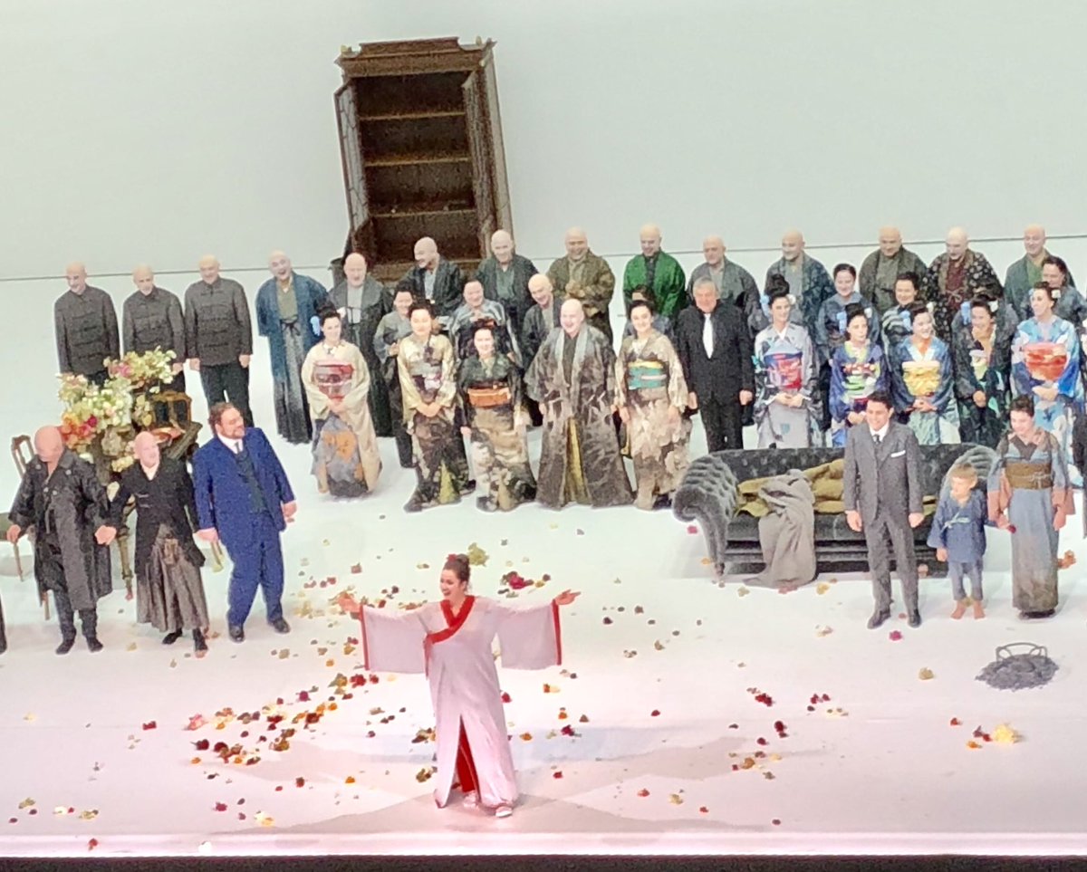 Ovations for a fantastic Madama Butterfly at Opernhaus Zürich! Bravi a tutti 👏🏼👏🏼👏🏼 ! @operzuerich #OpernhausZürich #ZurichOpera #SvetlanaAksenova @saimirpirgu #BrianMulligan #DanieleRustioni #TedHuffman #MadamaButterfly #Puccini