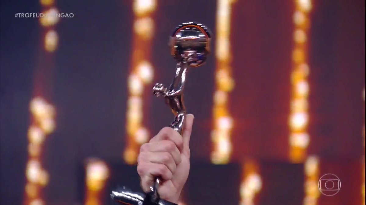 tvglobo's tweet photo. "Esse é seu, Dona Zila" ❤️🏆 #AtorCoadjuvante #TroféuDomingão #MelhoresDoAno #Domingão https://t.co/zYHBRSPgby https://t.co/teUnwl9Gw1
