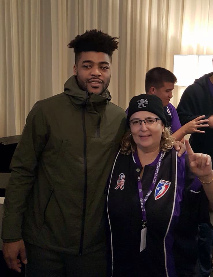 MonarchMVP's tweet photo. Great time meeting @FrankMason0 today ! Thanks @KingsMembership @CHA5Ewatmatters What a class act staying and taking photos with the fans after questions 💜🏀👑 https://t.co/c1zkZFgRan
