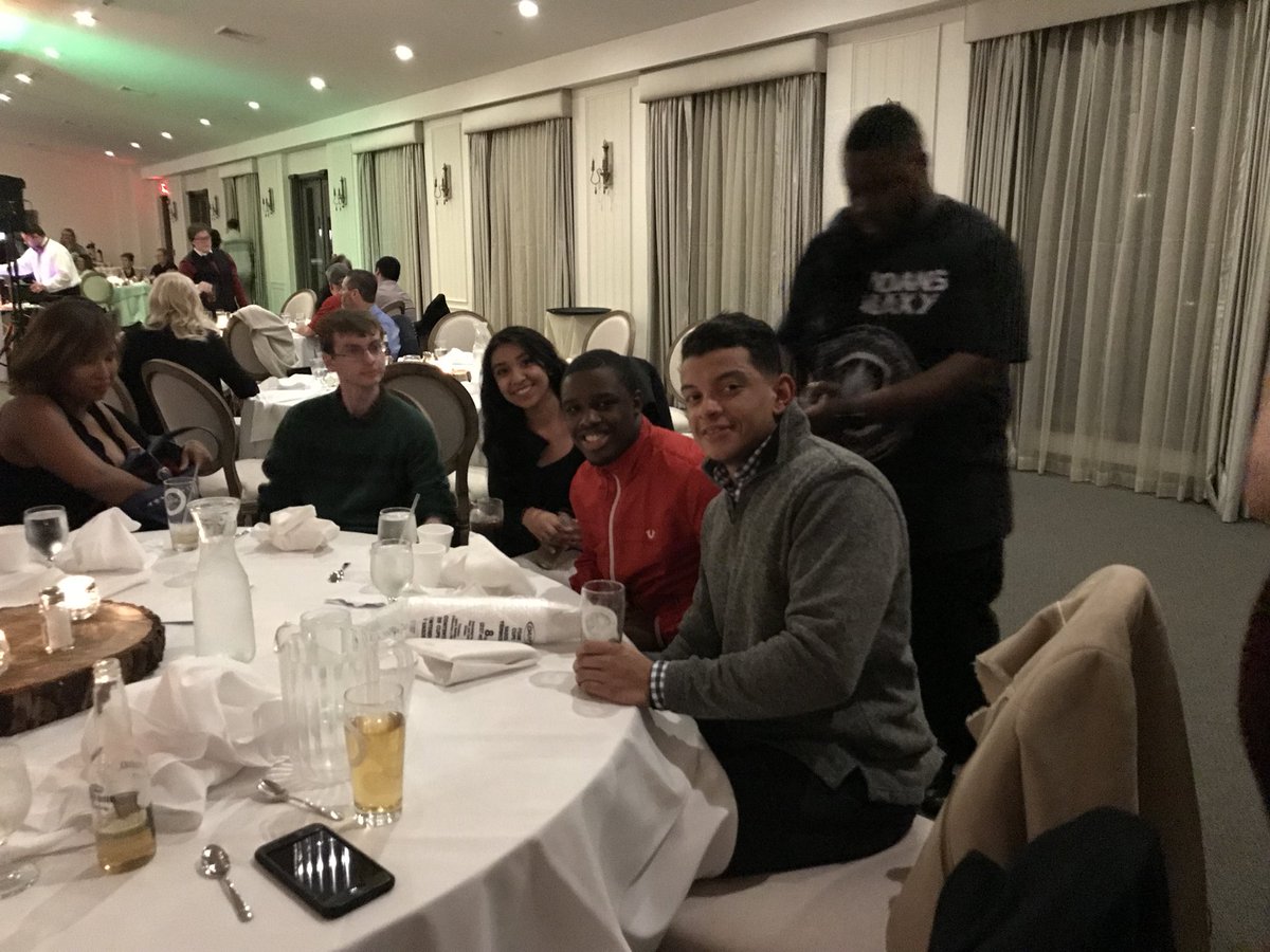 Chichi6175's tweet photo. Party time🎉🎈 I 🕺💃🏾@1250 Xmas party https://t.co/icizcoWIDH