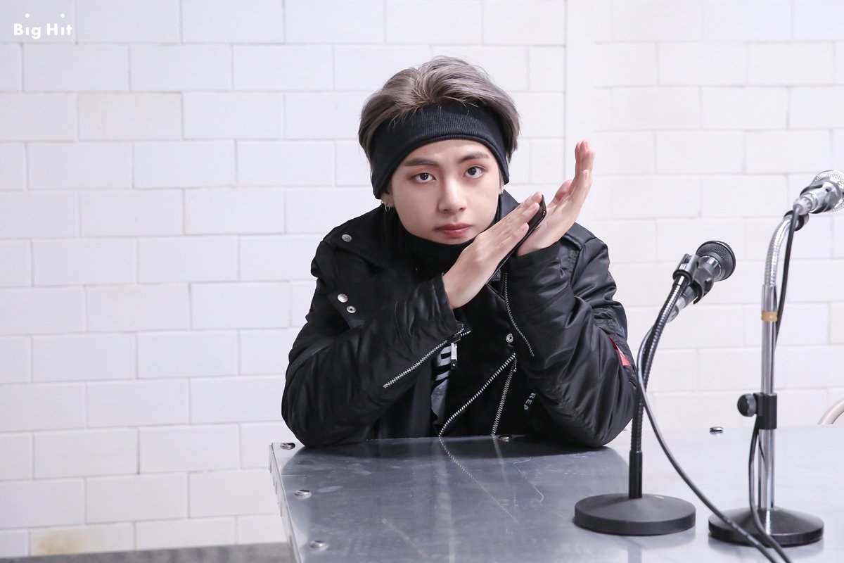 yunvrwlkalone's tweet photo. Si mi papá algún día lee esto, quiero que sepa que mis estándares de hombres son así de altas 💜😂
#ArmyTagBTS @BTS_twt https://t.co/pqjL4OcGal