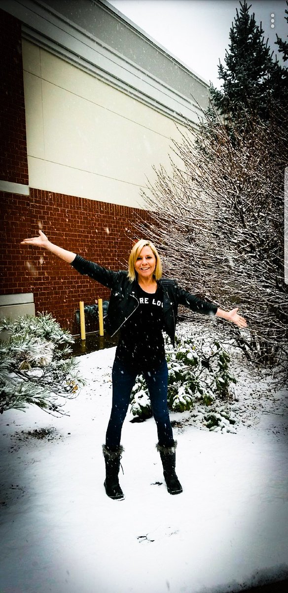 GigiEdgley's tweet photo. Snowwwwww!!!! @NEComicCon ❤❤❤ https://t.co/DpXd08cwbs