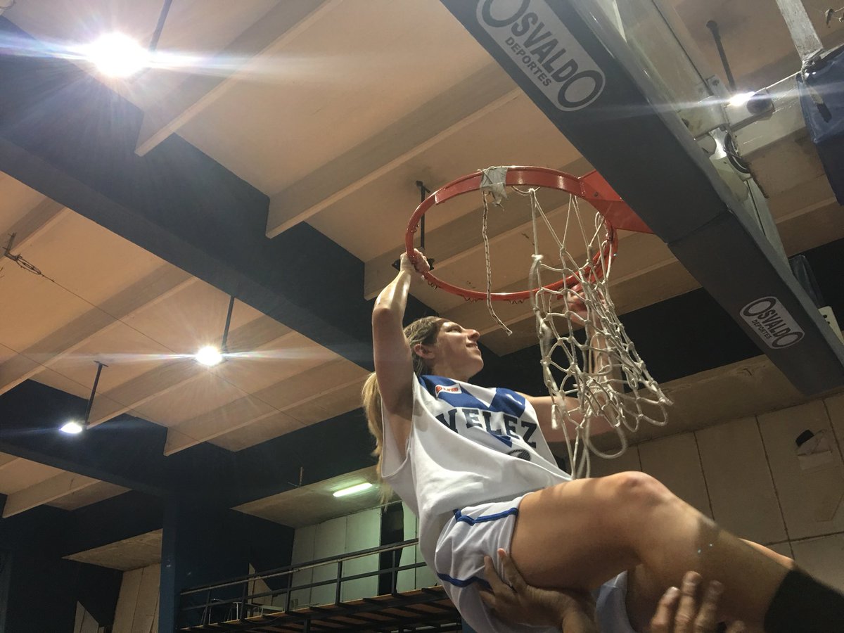 basquetvelez's tweet photo. Las Maxi de  @BasquetVelez Campeonas de Torneo de Maxibasquet Femenino @Velez_Poli @UniversoVelez https://t.co/konXCoTkGQ