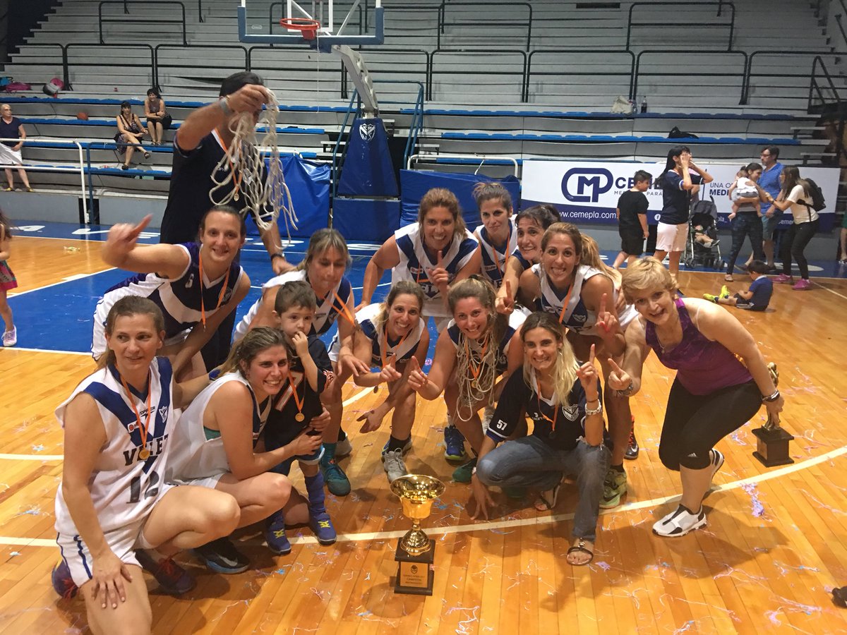 basquetvelez's tweet photo. Las Maxi de  @BasquetVelez Campeonas de Torneo de Maxibasquet Femenino @Velez_Poli @UniversoVelez https://t.co/konXCoTkGQ