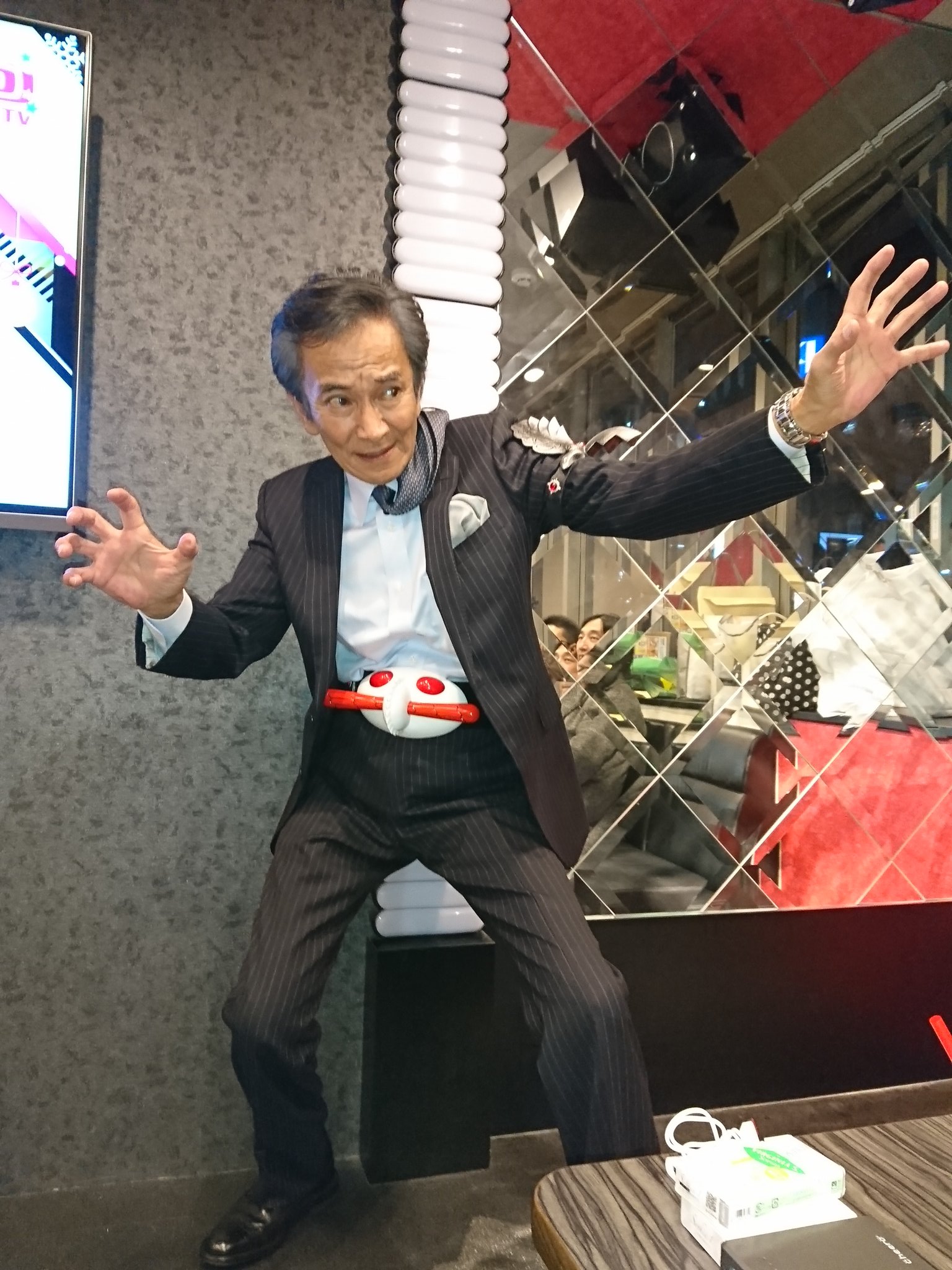 岡崎徹の直筆サイン色紙 仮面ライダーアマゾン主演 黒色紙に