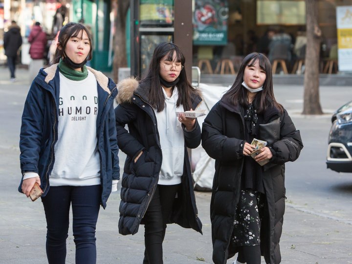 韓国旅行 コネスト Now ソウル 今年の冬も ロングダウンコート が大流行中 韓国 で昨年冬 に流行したロングダウンコート 極寒の韓国で 保温力に優れたこのコートが今年はさらに大流行しています 韓国トレンド 韓国ファッション T