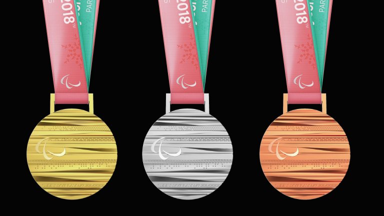 Медали зимних олимпийских играх 2018. Медали Пхенчхан 2018. Медали Паралимпиады в Токио. Медали дизайнерские. Олимпийская медаль 2018.