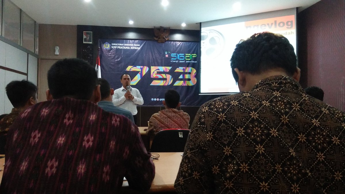 pajakjepara's tweet photo. @KemenkeuRI @PajakJateng1 @DitjenPajakRI @pandupajak @PajakMania @endaryono @ISuwandio @UungEka @aniwinn @adillaratuu @kushartoto011 @kajisapar @KemenDesa @DanaDesa @SatgasDanaDesa @jeparakabgoid @hdiankristiandi @marzuqijepara @kominfo_jtg @ganjarpranowo @AgungPakdheID @mugiharto107 "Dalam memproduksi #Vlog516 saat ini tidak dibutuhkan lagi penggunaan kamera-pro, meski hasilnya memang berkualitas. Namun pemanfaatan smartphone yang ada, sudah lebih cukup." Mas @kajisapar dalam memberi materi dasar dilanjutkan menyampaikan trik produksi #Vlog. https://t.co/8kWCCsPEJd
