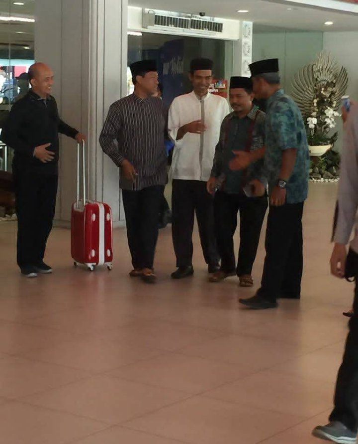 <a href="/PrijantoRabbani/">#SangGelombang</a> <a href="/saidaqil/">Said Aqil Siroj</a> <a href="/AlissaWahid/">Alissa Wahid</a> <a href="/yennywahid/">Yenny Zannuba Wahid</a> <a href="/saidiman/">Saidiman Ahmad</a> <a href="/mantriss/">sumantri suwarno</a> Alhamdulillah, dari Bandara sampai ke hotel tempat UAS menginap dikawal oleh Ketua PWNU Bali H. Abdul Aziz (pake peci hitam baju batik).