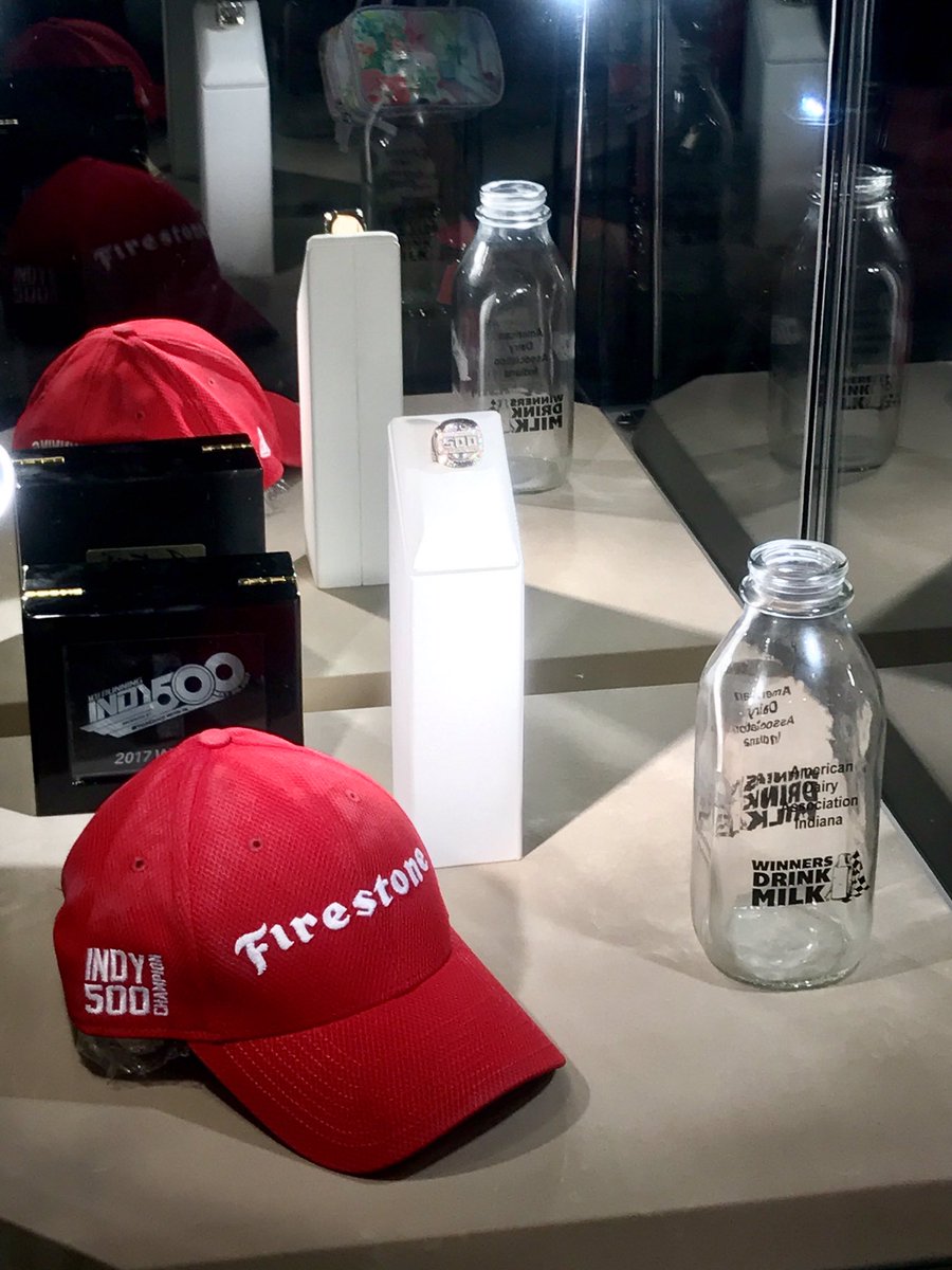 ralt_rh6_honda's tweet photo. TCM2017
おそらく過去最高の観客数。琢磨本人によるシーズンレビューに長時間に及んだ握手会など例年通り盛り沢山の内容。最後の最後にびっくり演出に感動のフィナーレ!GAORAの放送にどこまで入るのか楽しみ。 #indyjp #takumasato #TCM2017 https://t.co/K49L868dqE