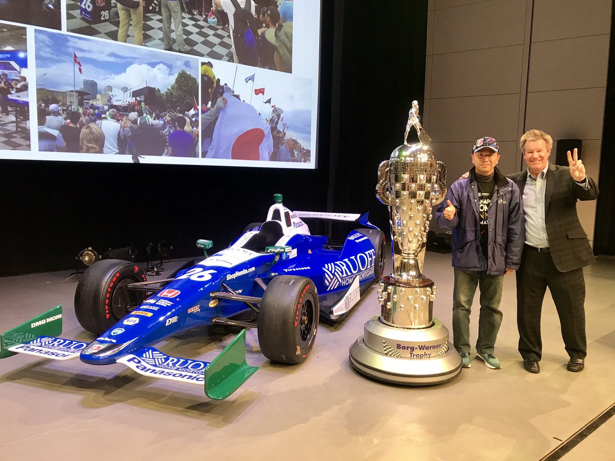 ralt_rh6_honda's tweet photo. 握手会の流れでボルグワーナー社の方(肩書きは不明)とパチリ。貴重なトロフィーを日本に持ってきていただいてありがとうございました。 #BorgWarner #takumasato #indyjp #TCM2017 https://t.co/EVFg7Bsa4O