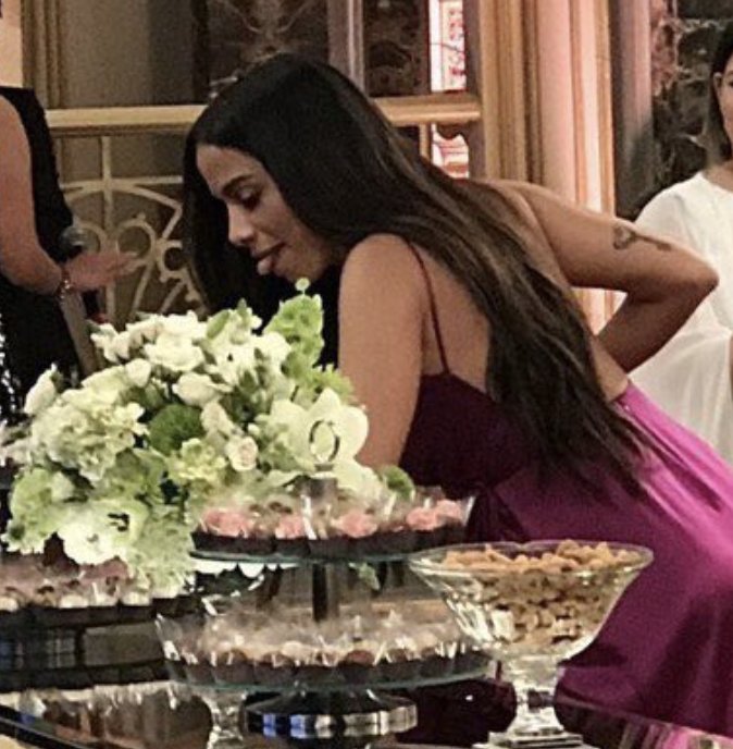 victoroliveira's tweet photo. anitta sou eu em qualquer festa que tenha comida https://t.co/gOMdhRVSwP