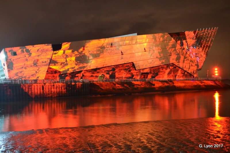 gllyon's tweet photo. My favourite building in Hull, all lit up #floe #Hull2017 #dslr2017 https://t.co/xLNwPkpBPP
