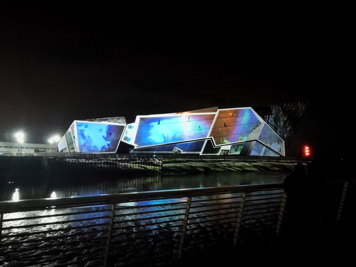 gllyon's tweet photo. My favourite building in Hull, all lit up #floe #Hull2017 #dslr2017 https://t.co/xLNwPkpBPP