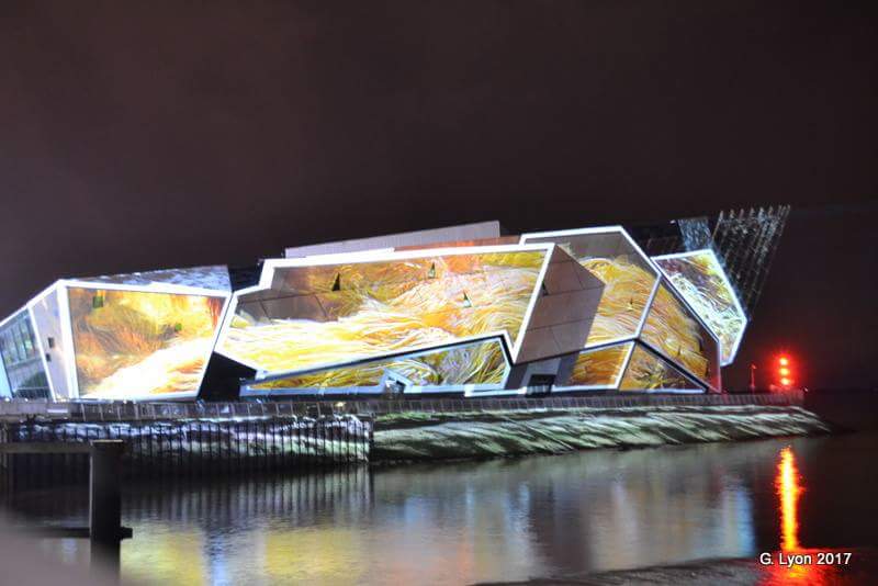 gllyon's tweet photo. My favourite building in Hull, all lit up #floe #Hull2017 #dslr2017 https://t.co/xLNwPkpBPP