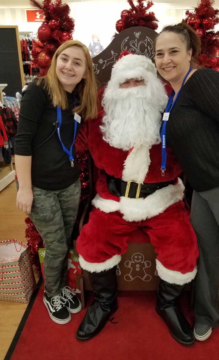 BeautifulBP's tweet photo. #lifeatkohls Santa favorite helpers Yvonne and Sydney #NRH https://t.co/I2yTV1qUea
