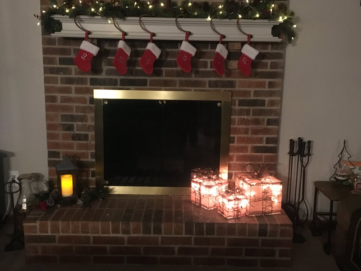 clarkwt21's tweet photo. It’s beginning to look a lot like Christmas. #clarkhouse @jenhartc https://t.co/76TCEMdaem