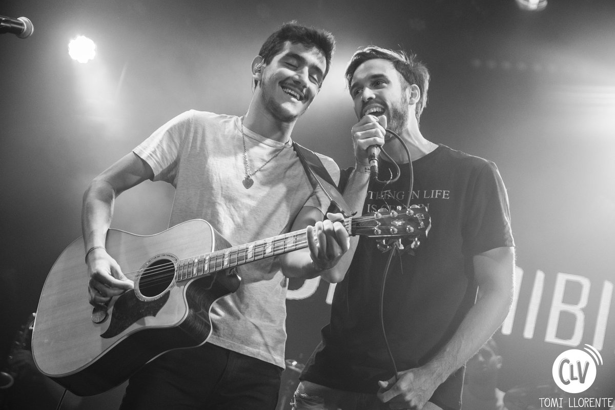 #COBERTURA 📸 Noche más que esperada, tanto por los músicos como por el público. Momentos intensos de alegría y nostalgia. <a href="/Corriendolavoz_/">Corriendo La Voz</a> quiso acompañar a <a href="/DhsOficial/">Desinhibidos</a> una vez más y de la mano de <a href="/tomasllorente/">RockDeMiVida</a> te compartimos estas bellas postales 👇🏽
corriendolavoz.com.ar/fotogaleria-de…