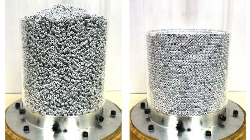 Gizmodo's tweet photo. The secret to sorting 25000 jumbled dice involves some surprisingly simple physics https://t.co/RgEzbVFK9i https://t.co/kiiqVZe62u