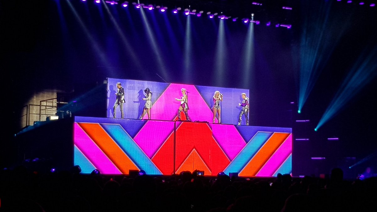cathrynsfevans's tweet photo. Absolutely loved @OfficialSteps tonight. Amazing singers and performers. It was great to hear @Ianhwatkins speaking #welsh as well. Fab night, talk about nostalgic. Totally lost my voice π! Diolch yn fawr #steps20 #PartyOnTheDancefloorTour https://t.co/3Rv2KrXlVR