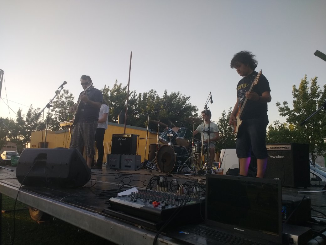 MuniRamirez1's tweet photo. Ya suena Marcapasos. Vení hasta el parque frente a la terminal a pasar una tarde de rock!! https://t.co/OLhs3zhgNR