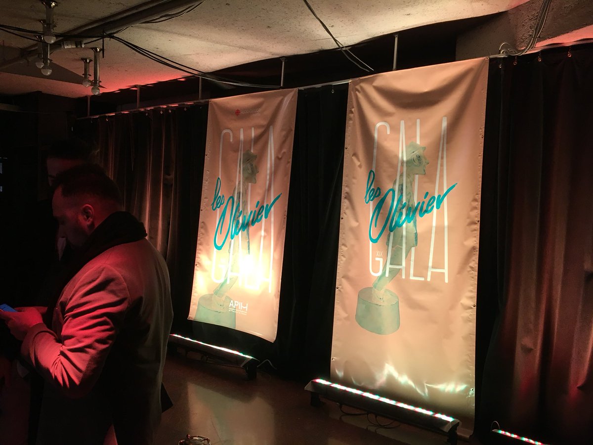 samPradier's tweet image. Les journalistes et les photographes se préparent pour le tapis rouge du gala Les Olivier. Êtes-vous prêts?