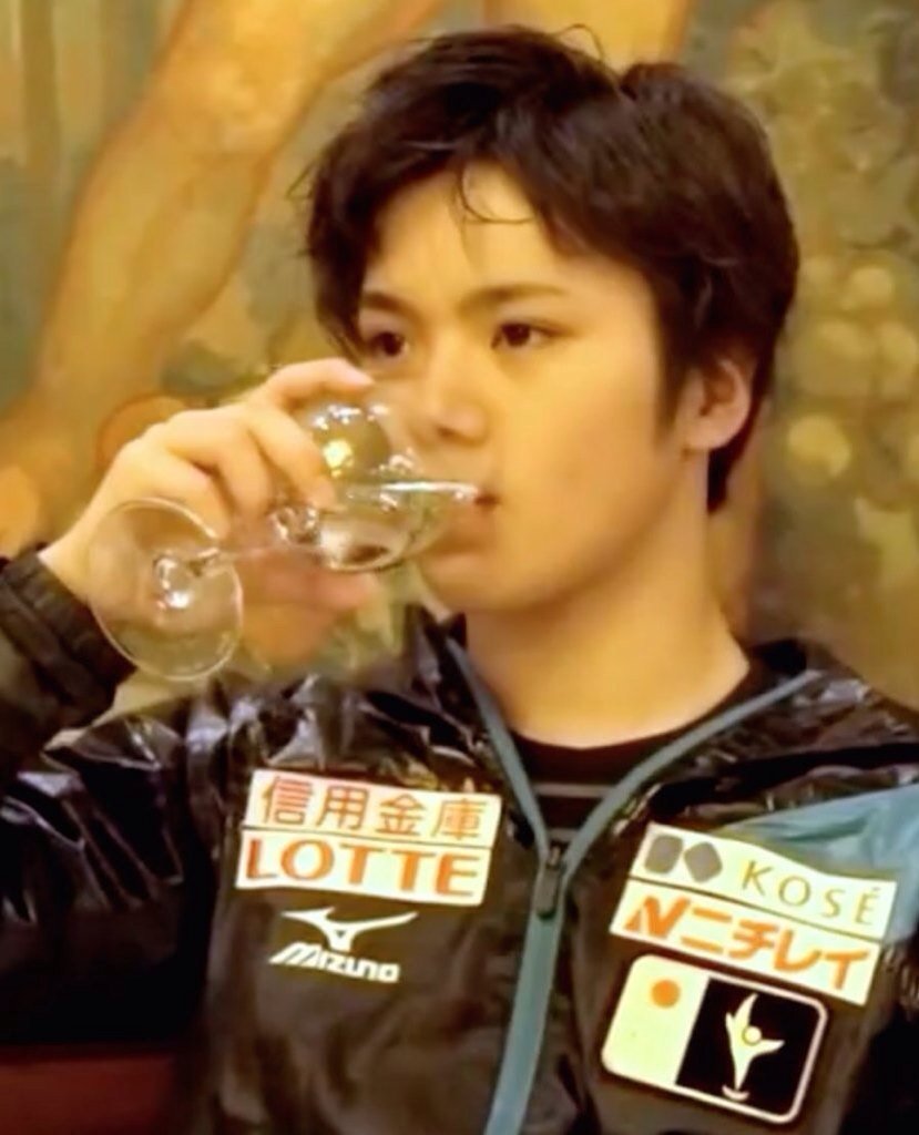 Why_Shoma_Why's tweet photo. Me, last year, watching gpf for the first time
Vs
Me, now, watching gpf knowing all that is happening https://t.co/dZvVKRNDlO
