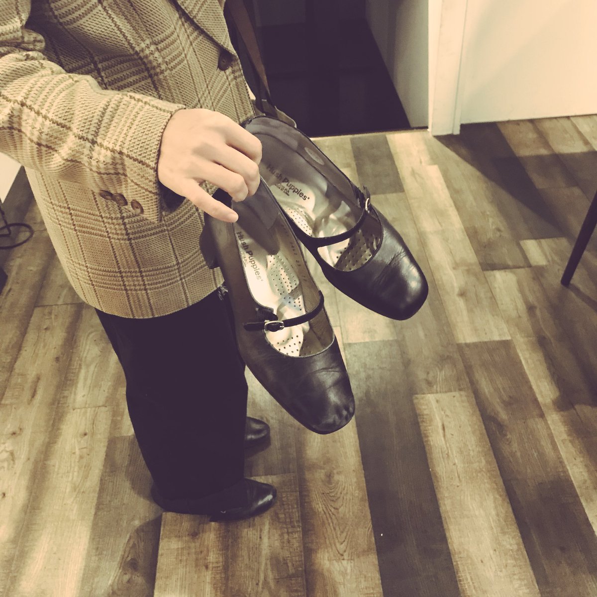 リバーサイドカフェ No Twitter 本日デビュー の靴磨きモーニング 55b2 ホットサンドとコーヒーのセットで600円です ハニーマスタードの味付けのホットサンドは エリンギ ポーク アスパラなど具材たっぷりで食感が楽しいのです 靴磨きは店主に相談してみて