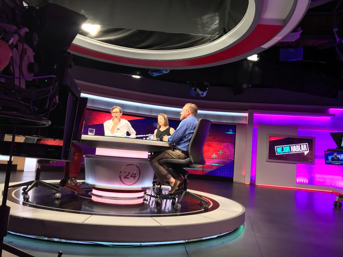 MH_TVN's tweet photo. "Los Kast y Ossandón, metidos en el comando. Son un collar de melones para Piñera", @mirkomacari en #MejorHablar. Acompáñanos en @24HorasTVN , opina y gana. https://t.co/fSZgYd5ln3