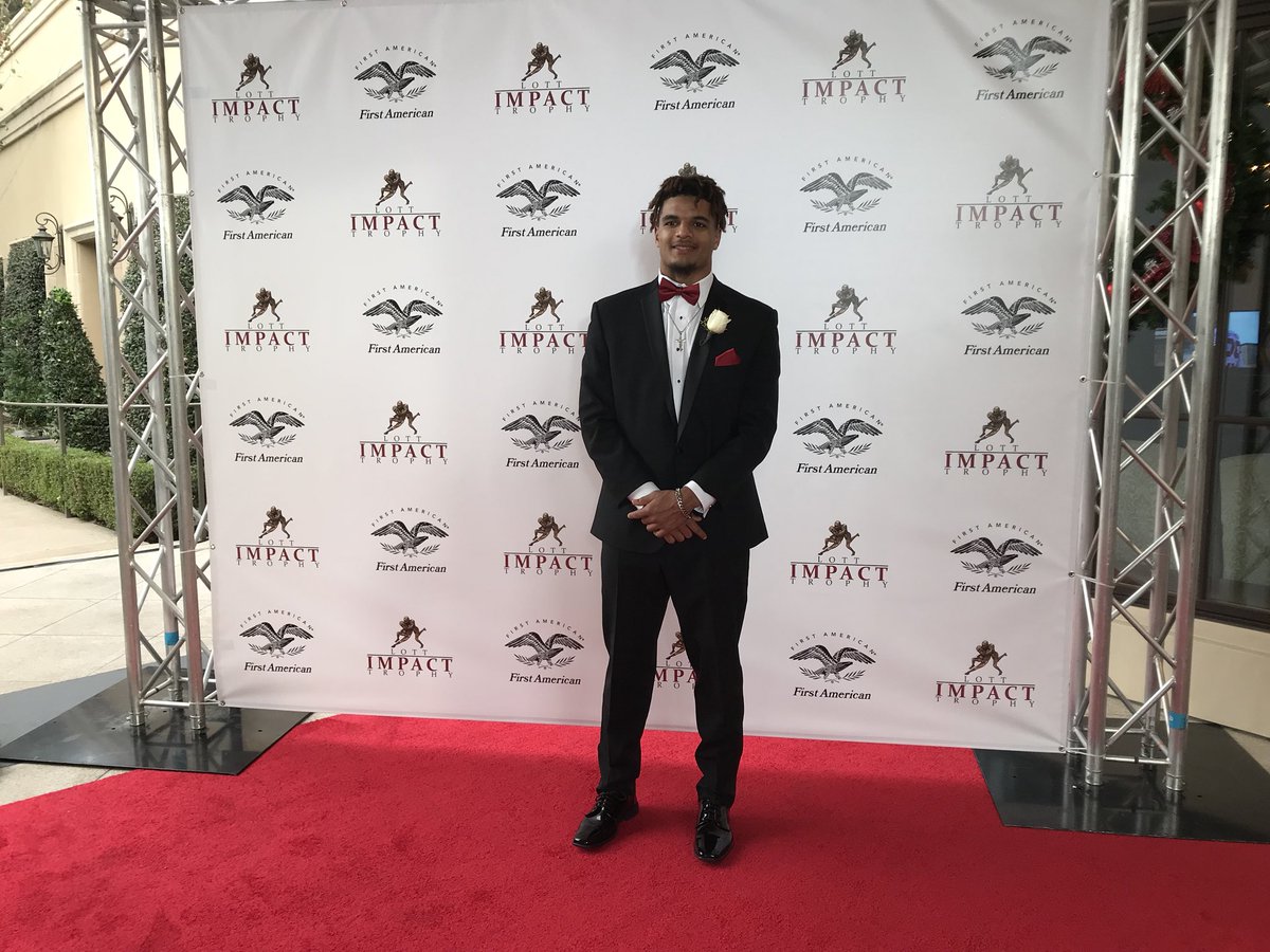 AlabamaFTBL's tweet photo. Final trip on the awards circuit for @minkfitz_21, the @TheLottTrophy 

#RollTide #OutworkYesterday https://t.co/huObfhJae5