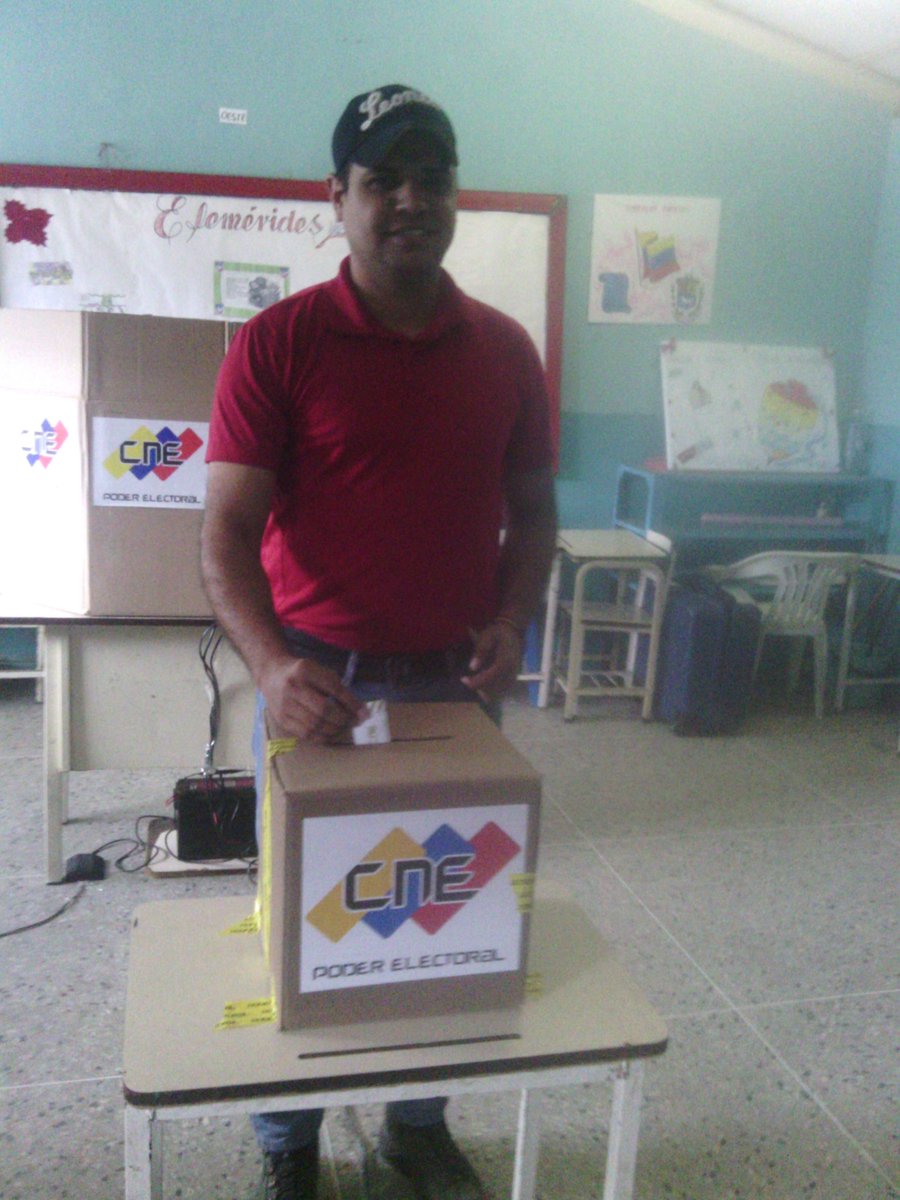 AlcaldiaFalcon's tweet photo. Alcalde @FreddysM84 ejerció su derecho al voto en la Escuela Bolivariana "Coto Paúl" https://t.co/lhTbPuMC4E
