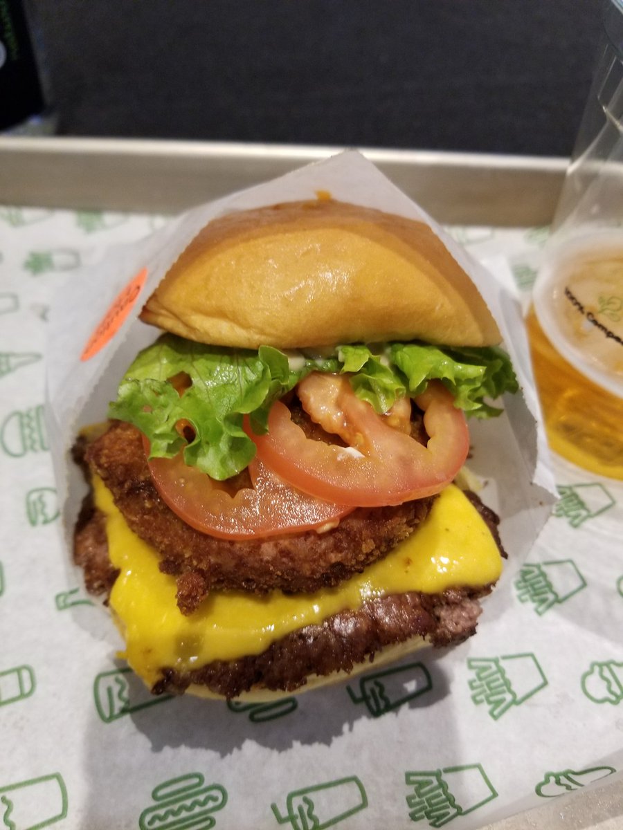 davidchoiSTL's tweet photo. Thank you @dhmeyer @shakeshack for the hospitality was a pleasure meeting you. Burger was awesome as always! Welcome back to #STL! #shakeshackstl https://t.co/rWeegFp0KR