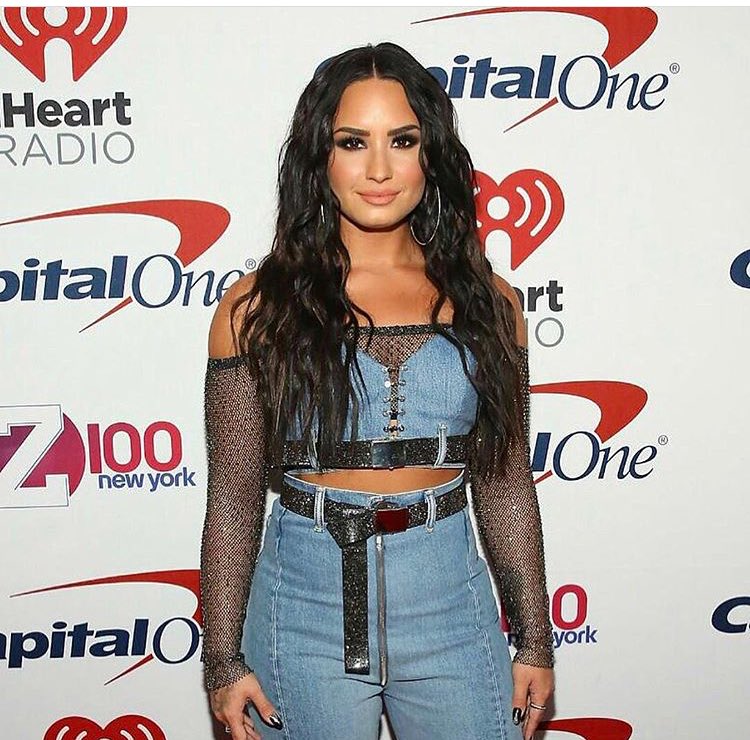 Let's do this, Sunday! <a href="/TheEricaAmerica/">Erica America</a> has <a href="/ddlovato/">Demi Lovato</a> #TellMeYouLove me NOW #Lovatics! <a href="/demilovatobr/">Demi Lovato Brasil</a> <a href="/OurGirlDemetria/">Demi Lovato</a> <a href="/DemiFantasia/">Demi Lovato News</a> ❤️❤️❤️
