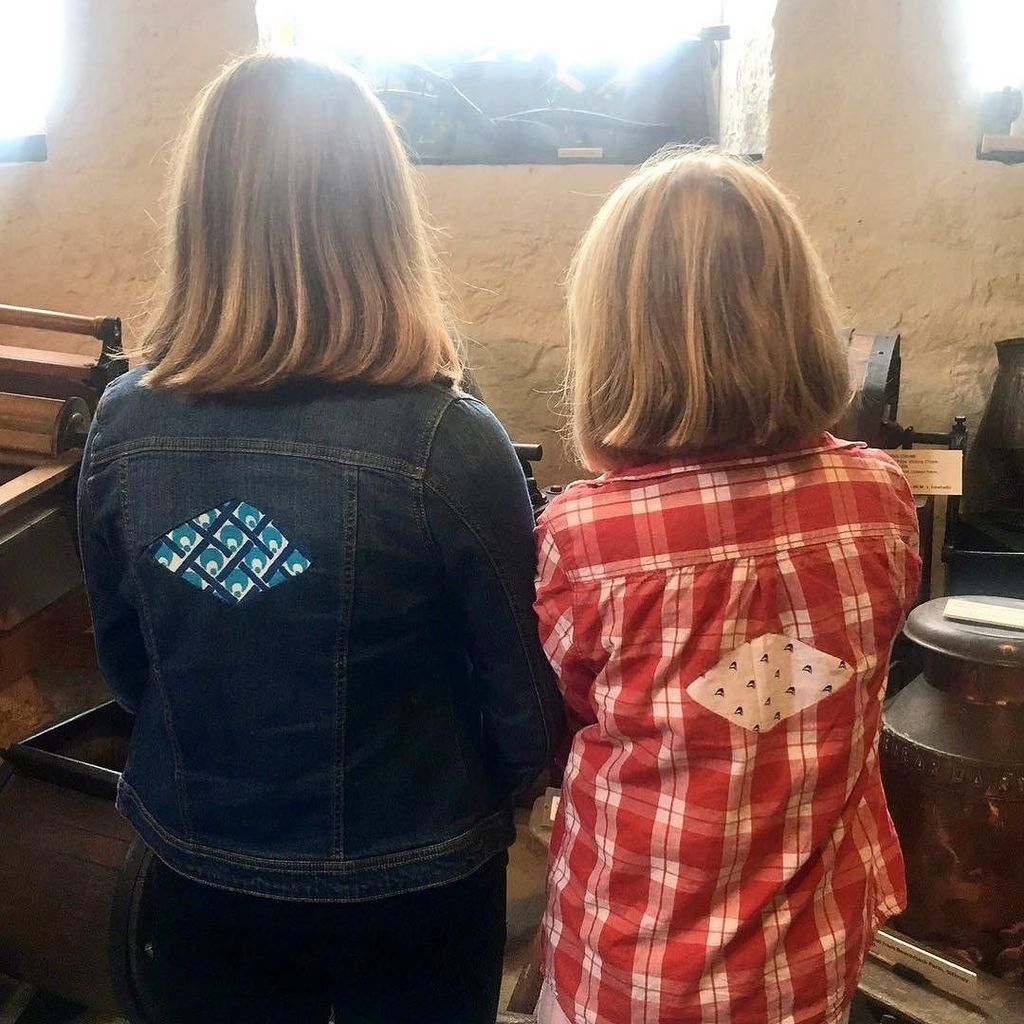 2_i_q's tweet photo. Two twins. ⠀
⠀
@lenkaclaytonstudio @joannamartine #contemporaryart #documentary #fragment #patchwork #joannawright #lenkaclayton #collaboration #tumblingblock #2iq #repair #quilt #paperpiecing #quiltmaking #handstitching #handmade #maker #fabric https://t.co/neqNd9rEcy https://t.co/RHU1AdhnHu