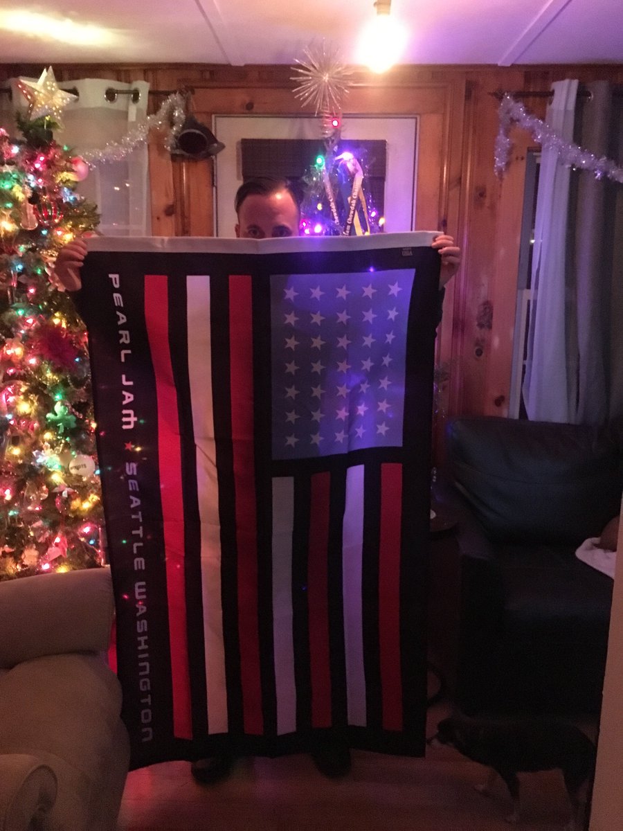 rinna31's tweet photo. Let’s take a gander at @ritchuation holding this .@pearljam flag, the one that despised racism and slavery. The one when Lincoln signed the Emancipation Proclamation. Certainly not perfect but a step in the right direction. #endracists #endprivilege
#equalitynow https://t.co/e3wwDkvsXb