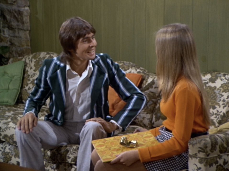 RetroNewsNow's tweet photo. 📺ABC Primetime, December 10, 1971:
— Davy Jones guest-stars on 'The Brady Bunch' https://t.co/8FUhWCb9Gz