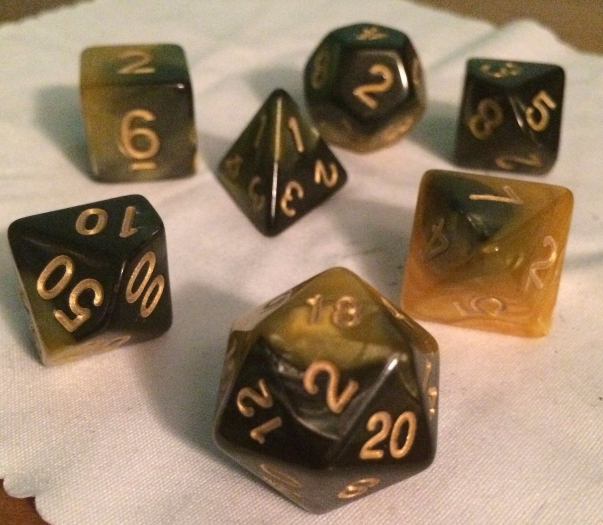 emilyischeeky's tweet image. I'm doing a dice giveaway to celebrate getting 500(+) followers! Retweet to enter and I'll choose three winners on December 18th! If you win you will receive one of the sets pictured here. Thank you all for following me! #DnD #dnd5e #Dice