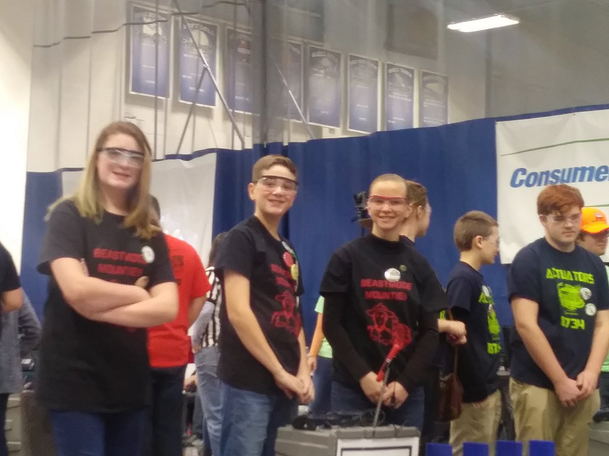 frc7197NWMM's tweet photo. Even though this is our rookie season, our future looks bright forthe Mountie MegaBots with these awesome FTC kids already workin' Robots! #FIRSTweets #omgrobots https://t.co/BHKaf82OMP