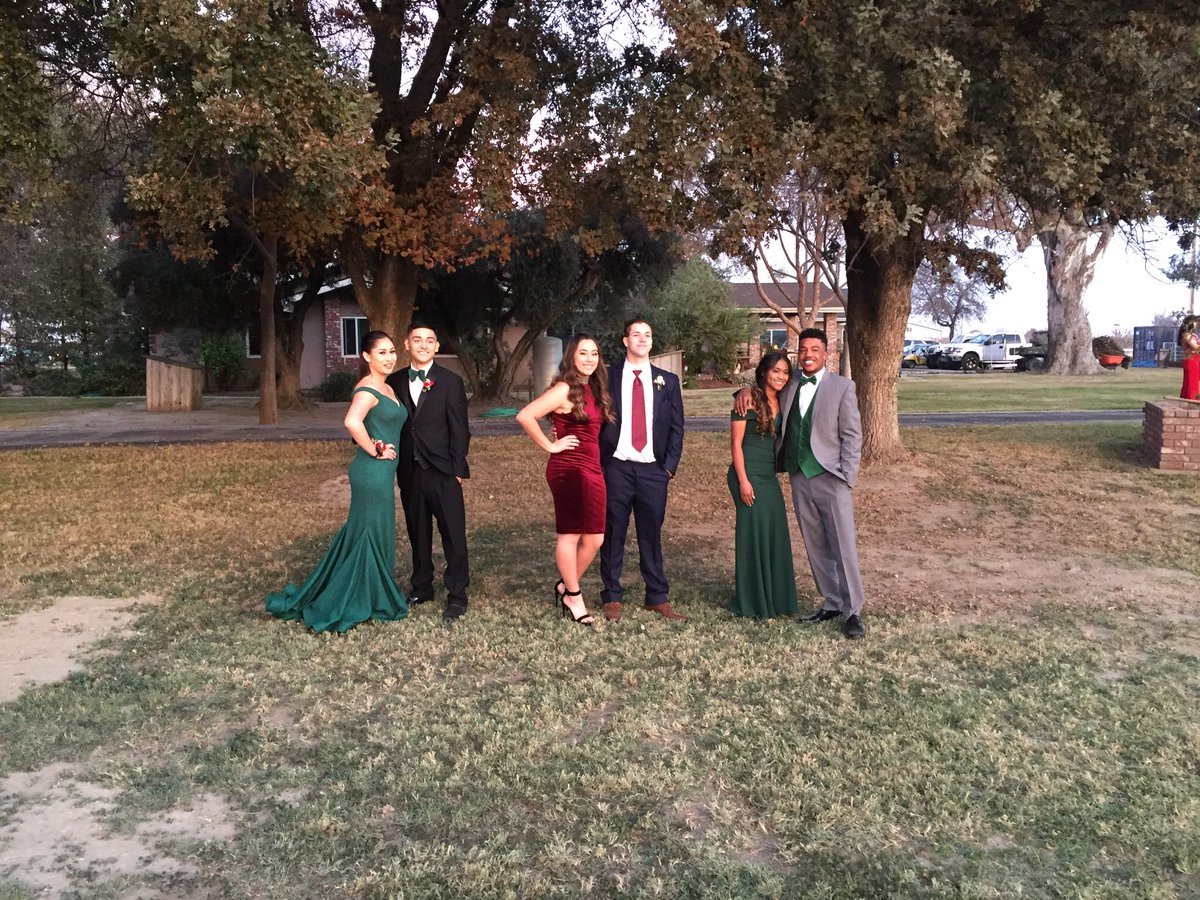kaylaantiporda's tweet photo. last night is definitely going down in the books💗 #Formal2k17 #lemooreyb18 https://t.co/kmgE3yISW9