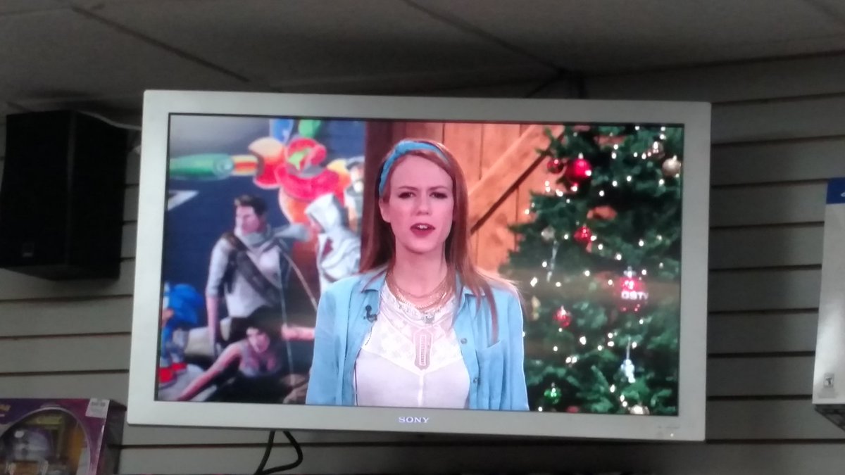 kylevogt's tweet photo. When your friends are there to give you holiday shopping suggestions. @Marisha_Ray #UnexpectedAdvice #AWildMarishaRayAppears https://t.co/AzyZDZSJd4